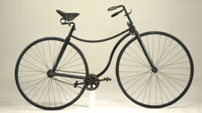 John Kemp Starley'in (1854-1901) güvenli bisiklet olarak tanıttığı Rover bisikletinden bu yana modern bisikletin tasarımı aynı kaldı. Sıradan bisikletten çok daha alçak ve dengeli olduğu için bu ismi aldı.