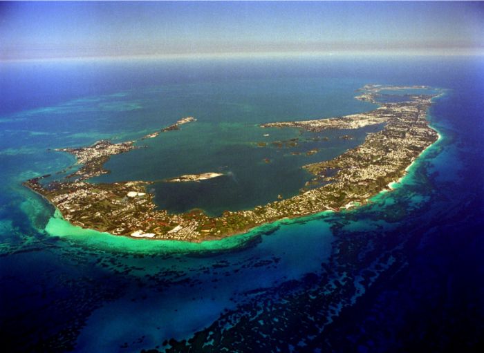 Atlantik okyanusunun ortasındaki yoklukta turistik Bermuda Adası belirir