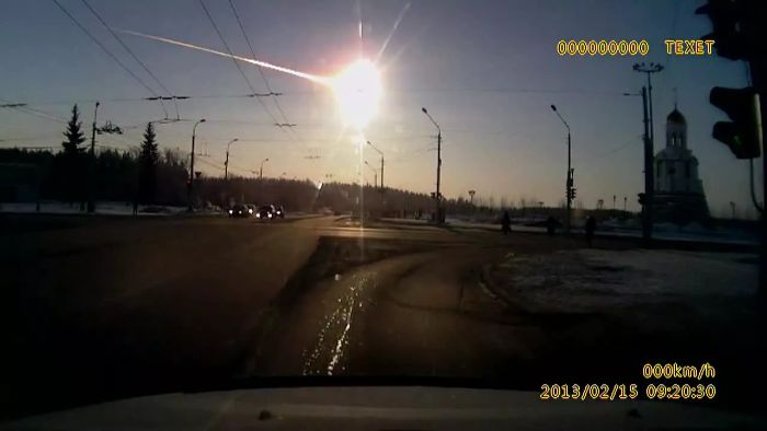2013'te Rusya'nın Çelyabinsk şehrine düşen süper bolit meteor