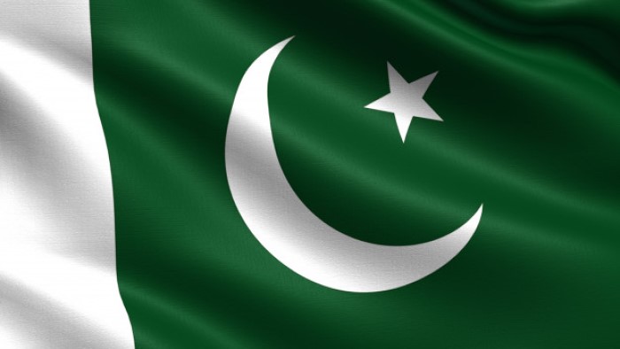 Pakistan bayrağı avukat Syed Amir-ud-Din Kedwaii tarafından 1906'da Hindistan Müslümanları için tasarlandı. Yeşil İslamı ve beyaz ise azınlık dinlerini temsil eder. Hilal ilerlemeyi, yıldız ışığı simgeliyor.