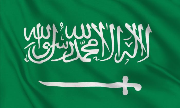 Suudi Arabistan bayrağındaki yazı kelime-i şehadet'i, yeşil renk İslam dinini ve kılıç ise adaleti uygulamadaki katılığı gösteriyor