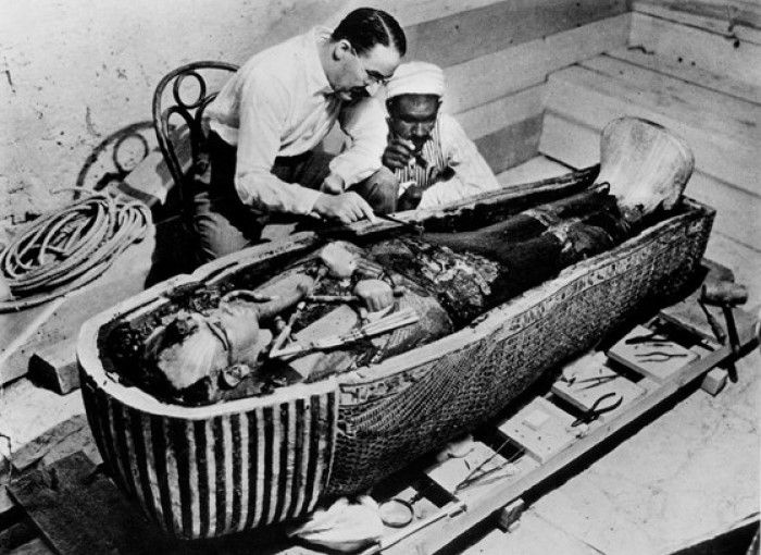 Howard Carter, Tutankamon'un üzerindeki yağları çıkartıyor.