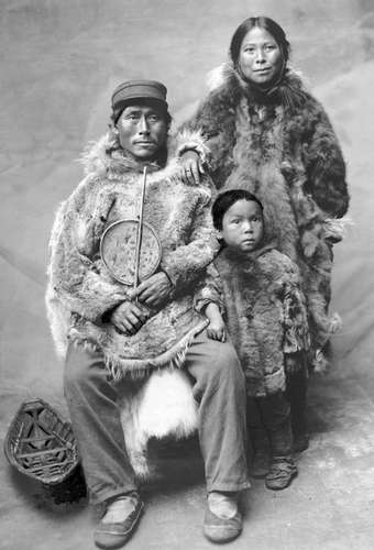 20. yy başlarında bir Eskimo ailesi, Kanada kuzey kutbu