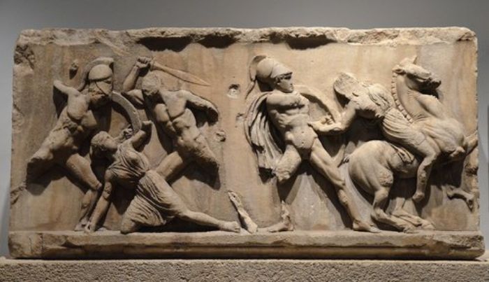 Halikarnas Mozolesi'ndeki Amazon - Yunan savaşı kabartması
