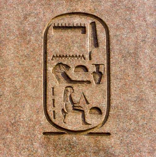 Hatşepsut'un kadın hükümdar olduğunu ortaya koyan hiyeroglif