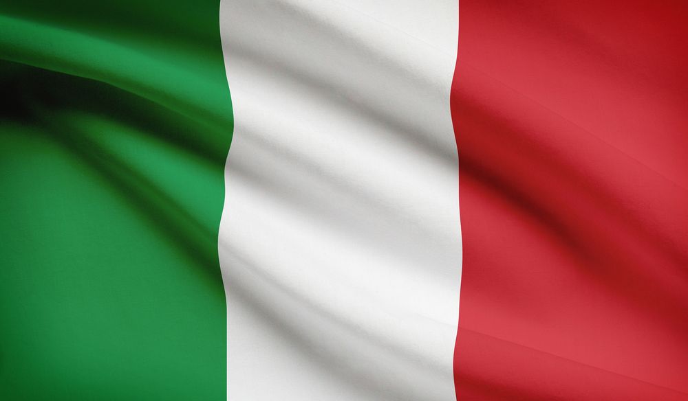 İtalya bayrağı Fransız bayrağından esinlenildi. Mavi renk Milan Sivil Muhafızı'nın yeşil rengiyle değiştirildi. Yeşil umudu, beyaz inancı ve kırmızı hayır yapmayı simgeliyor.