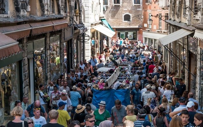 İtalya, Venedik'te insanlarla dolu bir sokak