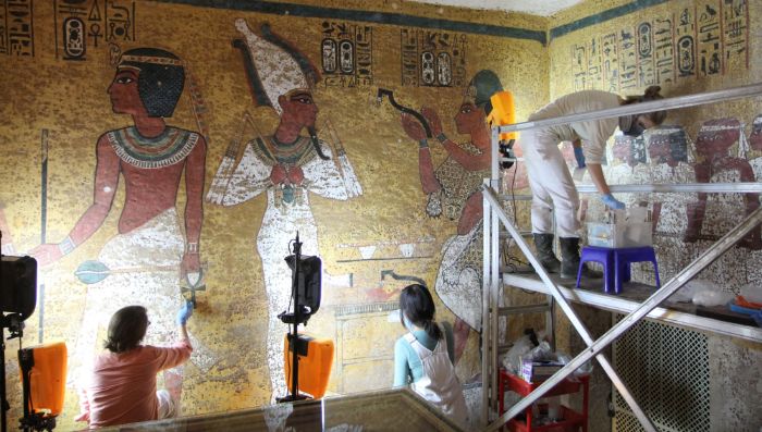Tutankamon'un mezar odasında yürütülen koruma çalışması 