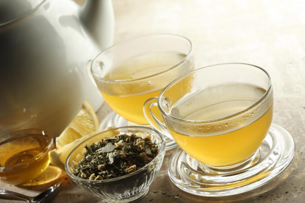 gastrit için yeşil çay ve manuka balı içmek mideyi yatıştırmaya yardımcı olabilir.