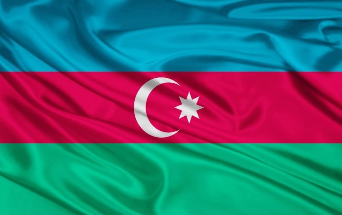 Azerbaycan bayrağı, Azerbaycan Demokratik Cumhuriyeti hükümeti tarafından 1918'de belirlendi. Mavi renk Türk soyunu, kırmızı ilerlemeyi ve yeşil İslam'ı simgeliyor. Sekiz köşeli hilalin Türk soylarını gösterdiği düşünülür.