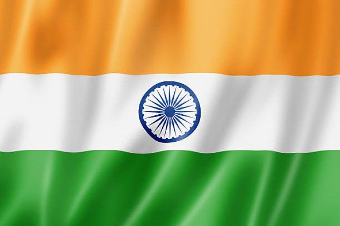 Hindistan bayrağı, ülke Büyük Britanya'dan ayrıldıktan sonra 1947'de kabul edildi. En yukarıda safran (turuncu) renge, ortada beyaz ve aşağıda koyu yeşil renge sahip. Renkler sırasıyla cesaret ve fedakarlığı, barışı ve beraberliği, inancı ve doğurganlığı simgeliyor.