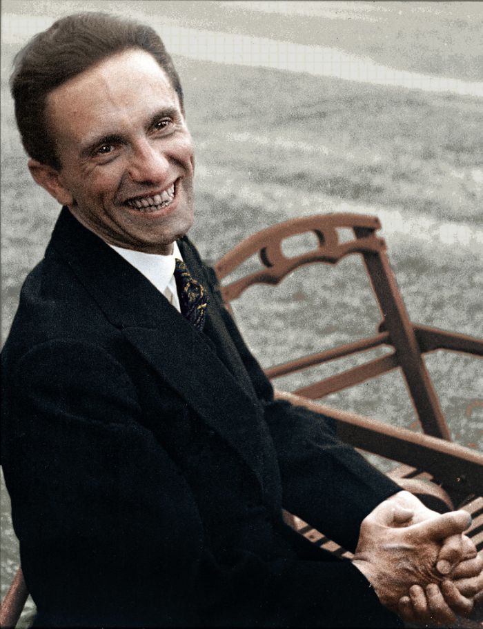 Joseph Goebbels, kısa bir süre içinde Alman halkı arasında Hitler kültünü inşa etti.