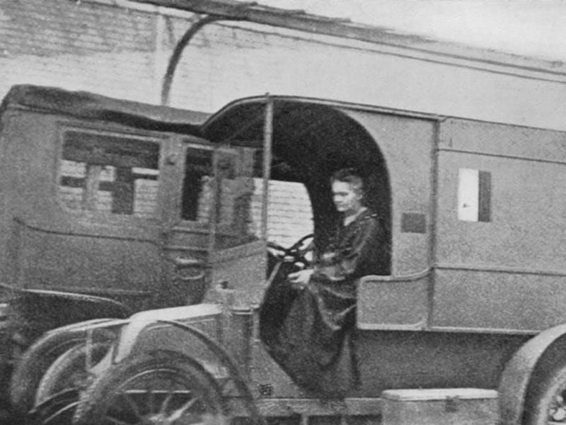 Marie Curie 1. Dünya Savaşı'nda gönüllü ambulans sürerken.