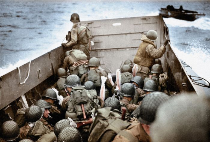 Normandiya çıkarması sırasında Amerikan askerlerinin ilk dalgası Alman makineli tüfekleri ve denize döşenen mayınlar ile imha edildi 