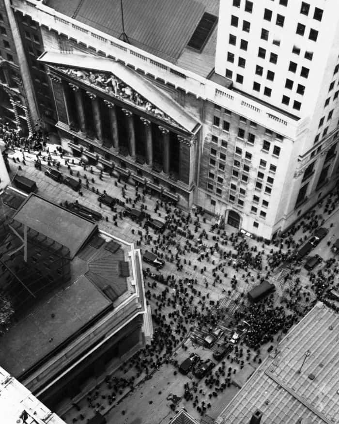 New York Borsası'nın dışında toplanan insanların fotoğrafı, 1929 (Kaynak: Wikimedia Commons)