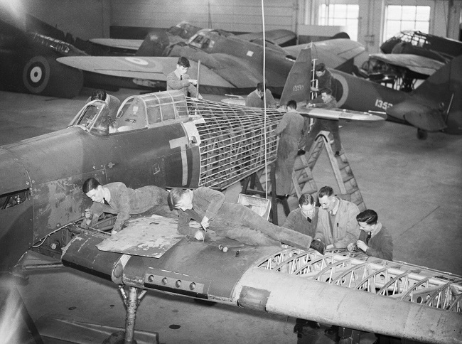 Stajyer uçak gövdesi montajcılarına Hawker Hurricane eğitim uçağı 1359M üstünde onarım prosedürleri öğretilmektedir