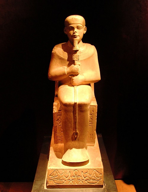 İtalya'da, Torino Müzesi'ndeki bu heykel, Memfis'in baş tanrısı ve yaratıcısı olan Mısır tanrısı Ptah'ın bir gösterimidir
