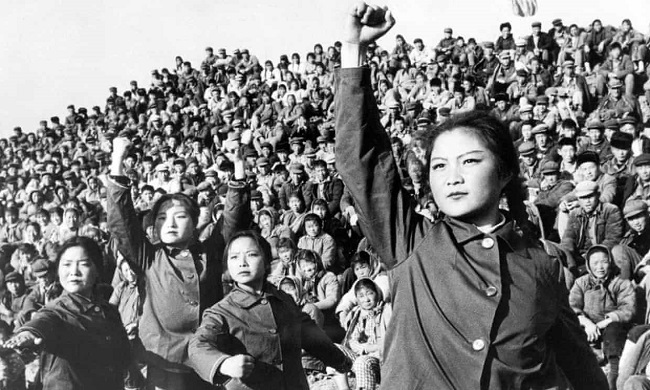 1966'daki Kültür Devrimi sırasında Çinli kızıl muhafızlar. Fotoğraf: Universal History Archive/UIG
