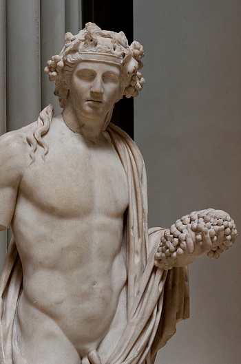Ölen tanrılardan biri olup, yaşamı, tarımın mevsimsel döngüsünü temsil eden tanrı Dionysos
