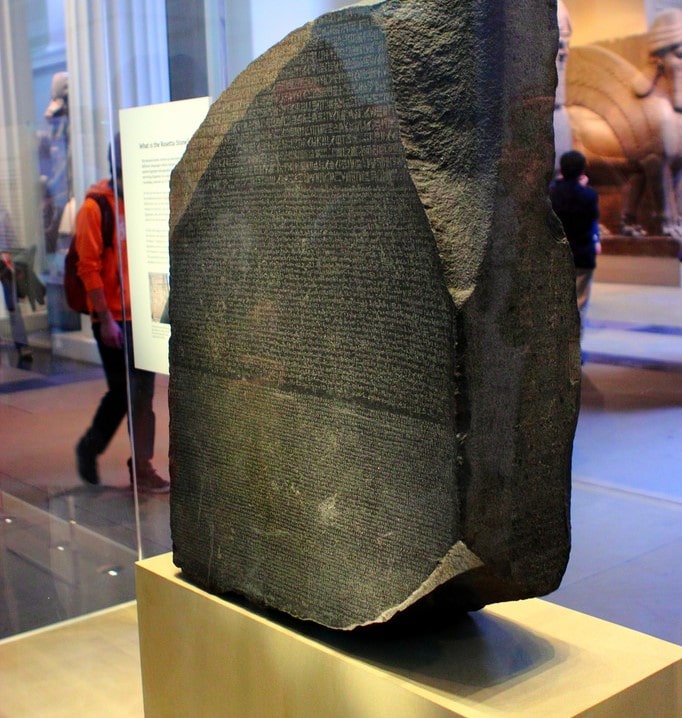 British Museum'da bulunan Rosetta Taşı, hiyerogliflerin deşifre edilmesinde bir anahtar olarak kullanıldı