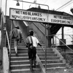 Güney Afrika'daki bir tren istasyonundaki ayrımcılık tabelalarının fotoğrafı. apartheid