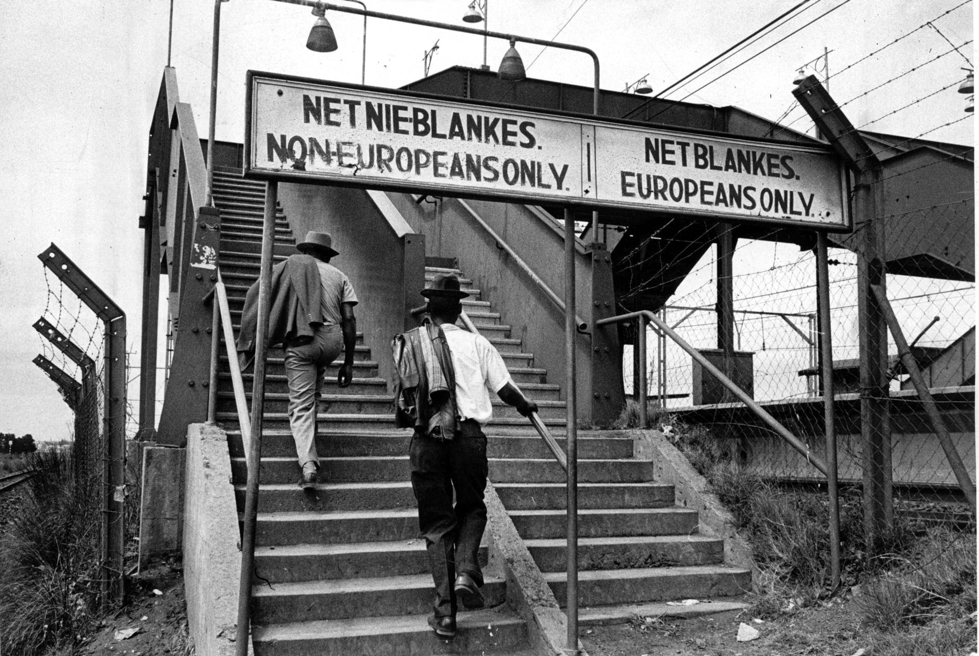 Güney Afrika'daki bir tren istasyonundaki ayrımcılık tabelalarının fotoğrafı. apartheid