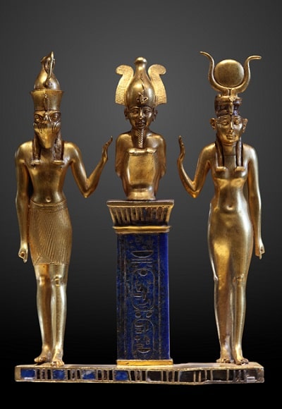 Mısır tanrısı Osiris, yanına karısı İsis ve oğlu Horus ile görülmektedir