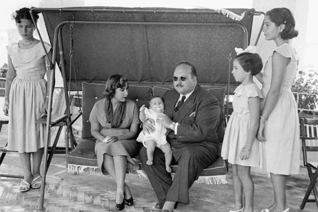 İtalya'nın Capri adasına sürgün adilen Kral Faruk 1953'te ailesiyle.