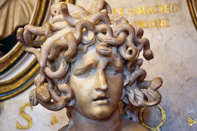 Medusa, Yunan mitolojisinde, Gorgons olarak bilinen canavar figürlerinin en ünlüsüdür