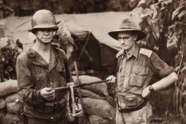İki Avustralya askeri, bir Japon kampından çıkarılan insan kalıntılarıyla poz veriyor.
