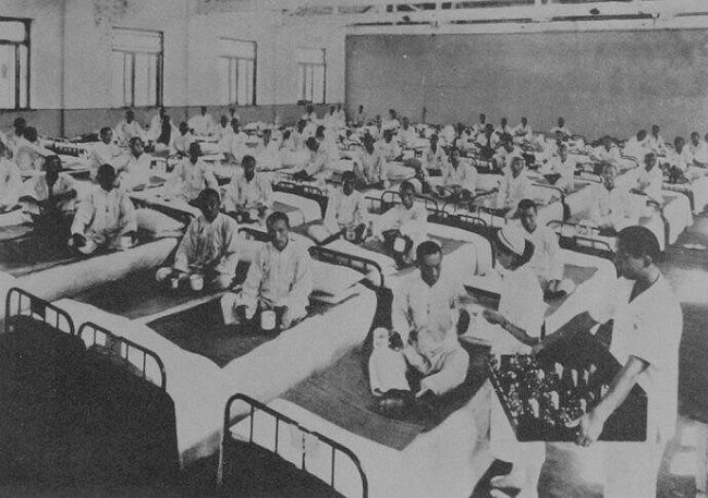 Hastalar 1924'te afyon bağımlılarını tedavi etmek için kurulan Şangay hastanesinde oturuyorlar