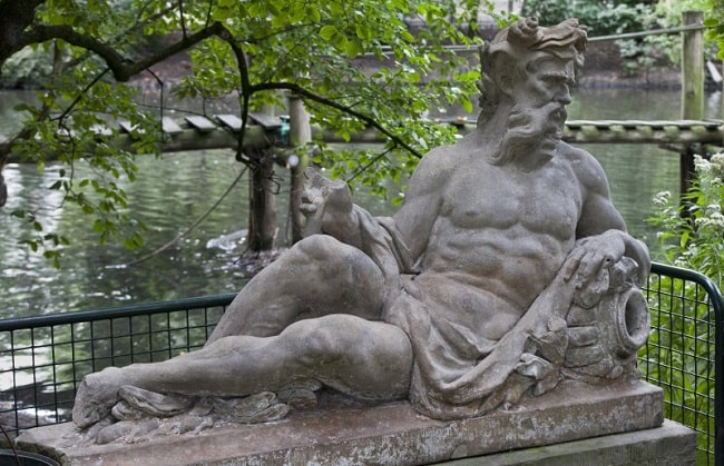 Posedion (Neptün), Frankendaal, Hollanda'daki Driemond çeşmesi gibi, tüm Avrupa'daki çeşmeler için popüler bir figürdür