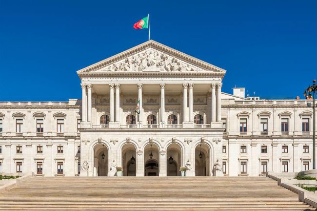 Portekiz'deki milletvekili maaşı: 4621 $