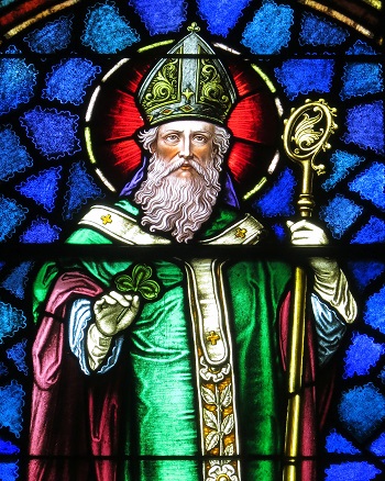 Bir kilise vitrayında Aziz Patrick'in görüntüsü