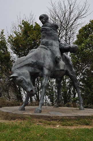 Heykeltıraş Ivor Roberts-Jones'un bu heykeli, ölen kahraman Gwern'i amcası Bendigeidfran tarafından at sırtında taşınırken göstermektedir