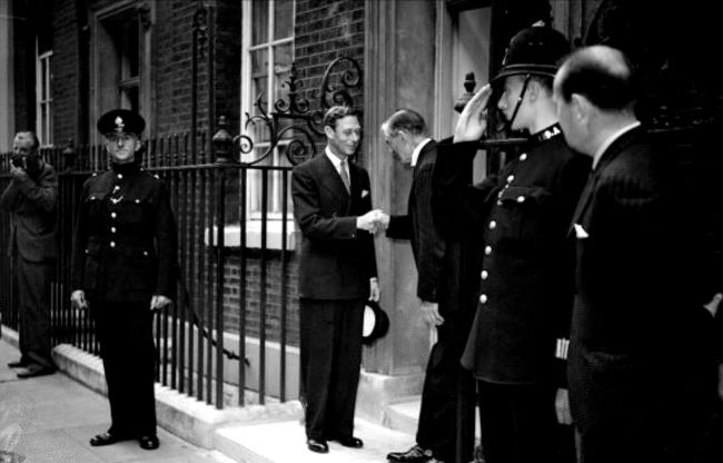 VI. George ve İngiltere Başbakanı Neville Chamberlain