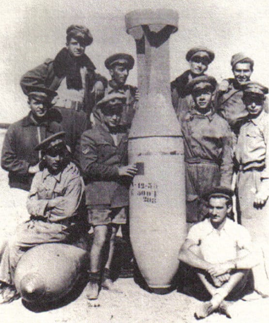 İtalyan askerleri ve Hardal gazı bombası.