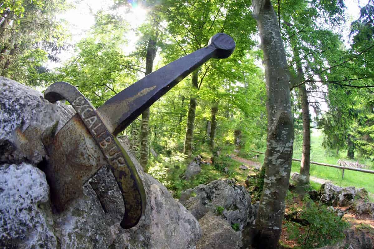 kral arthur'un taştaki excalibur kılıcı