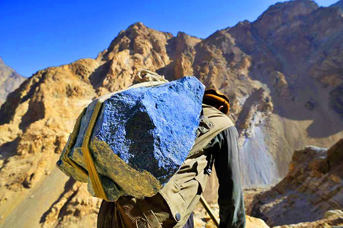 Lapis lazuli taşıyan bir işçi.