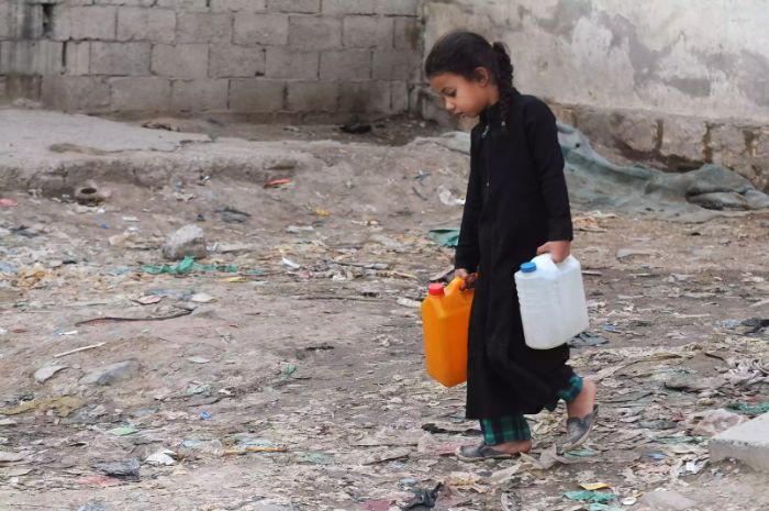 Başarısız devlet Yemen'de süre gelen su krizinin bir sonucu olarak insanlar hayırseverlerin yardımına muhtaç.