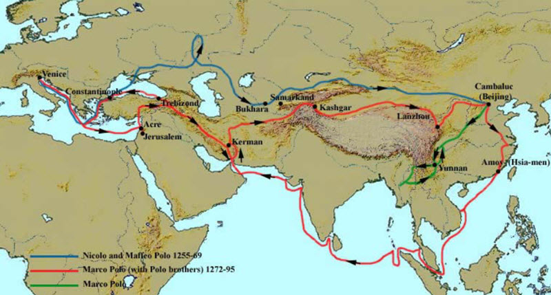 Polo ailesinin seyahat haritası. Mavi rota Niccolo ve Matteo kardeşlerin, kırmızı rota kardeşlerin Marco Polo ile ve yeşil roto Marco Polo'nun tek başına seyahatlerini gösterir.  