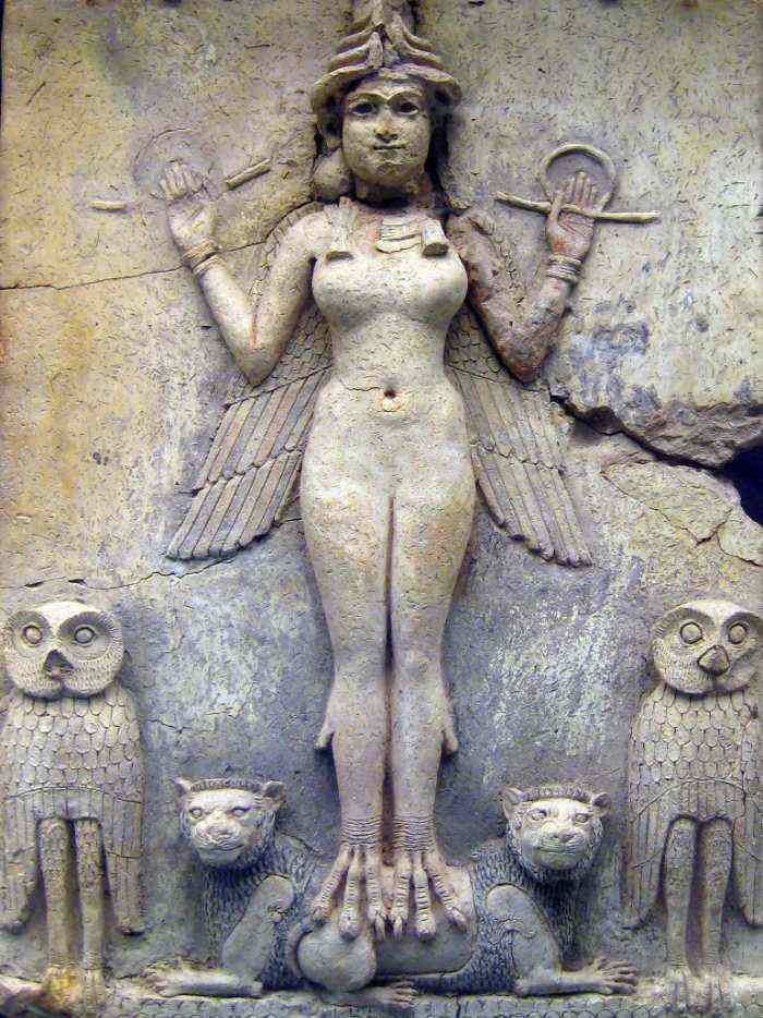 Mezopotamya sanatındaki detay seviyesi şaşırtıcıdır: Tanrıça İştar ya da onun kız kardeşi Ereşkigal bazı gececi canlılarla birlikte (MÖ 1775). 