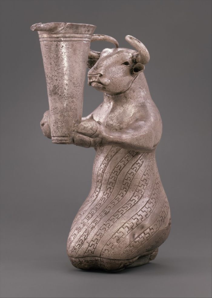 Mezopotamya sanatında metal işçiliğinin ilk örneklerinden biri olan elinde kap tutan diz çöken boğa.