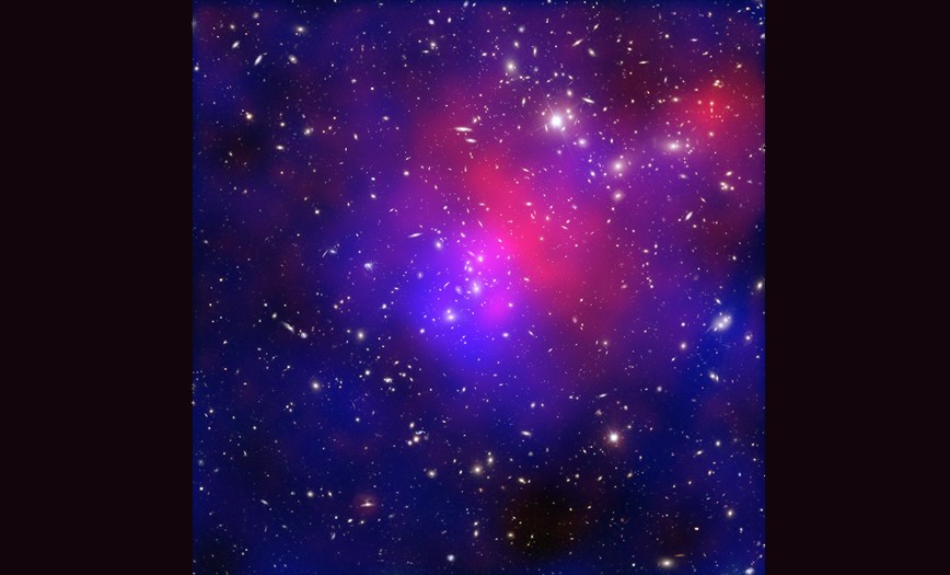 Abell 2744: Pandora Kümesi. Gökada kümeleri arasında şimdiye kadar görülen en karmaşık ve dramatik çarpışmalardan biri Abell 2744'ün bu yeni birleşik görüntüsü ile yakalandı. Mavi renkli alan çoğunlukla karanlık maddedir.