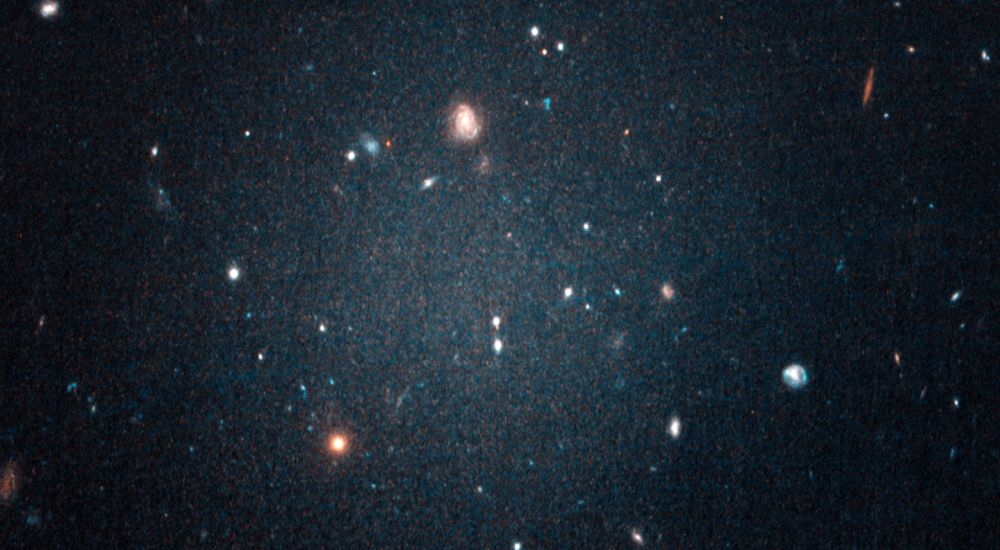 Burada hiç karanlık madde yok. Yeni keşfedilen NGC 1052-DF2 galaksisi, Samanyolu kadar büyüktür ancak taşıması gereken karanlık madde oranının 400'de 1'ine sahiptir. Yıldız sayısı da 200'de 1'dir. 