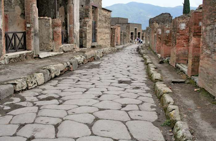 İtalyan antik şehri Pompei'nin taş yolları.