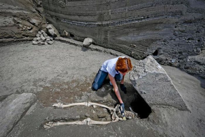 Pompei patlamasından kaçarken kurtulduğunu sandığı bir anda başına kaya düşmüş bir adam geçtiğimiz yıllarda keşfedildi.