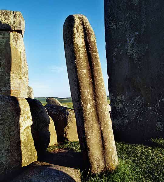 Stonehenge'deki mavi taşlardan biri, diğer taşlarla uyacak şekilde şekillendirildiğine dair net işaretler taşıyor.