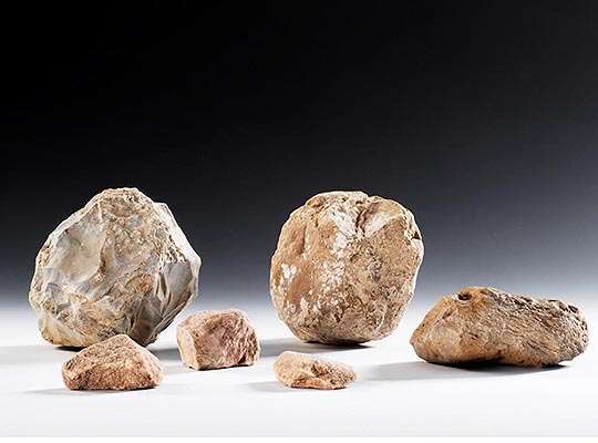 Stonehenge'deki arkeolojik kazılar sırasında keşfedilen çekiç taşlarından (çakmaktaşı) bazıları.