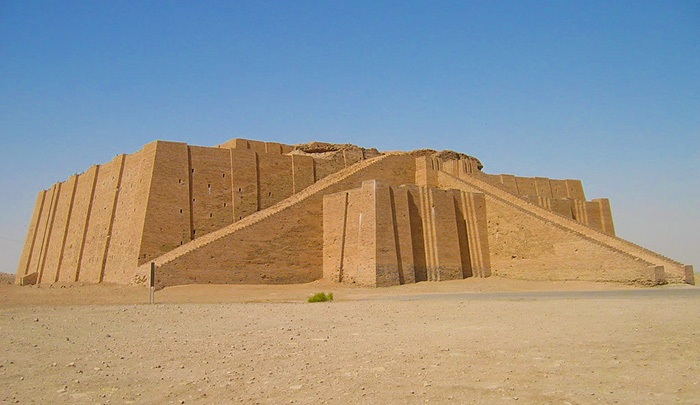 Irak'taki Ur Zigguratı dünyanın en ünlüsüdür ve 720.000 pişmiş tuğladan yapıldı.